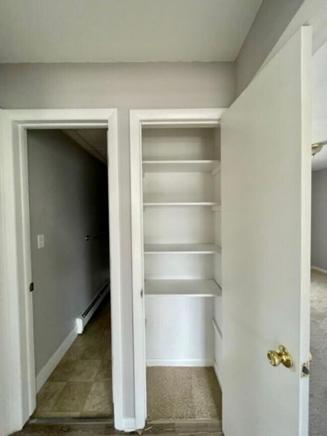 Building Photo - Amazing 2 Bed/1 Bath upstairs apartment in...