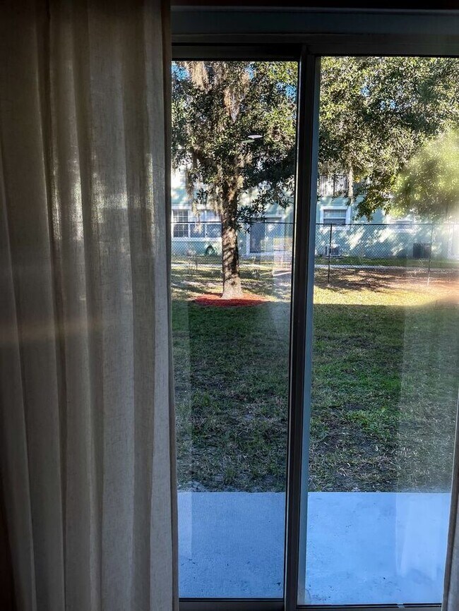 Building Photo - Beautiful Townhouse