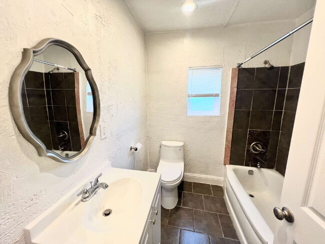 Building Photo - Bottom Unit with Tall Ceilings W/ Backyard