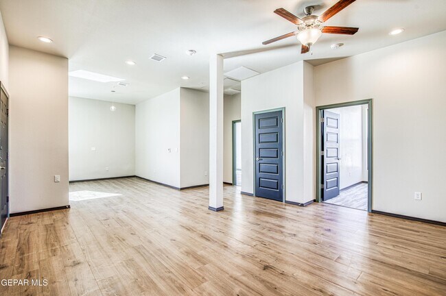 Building Photo - 312 E Overland Ave