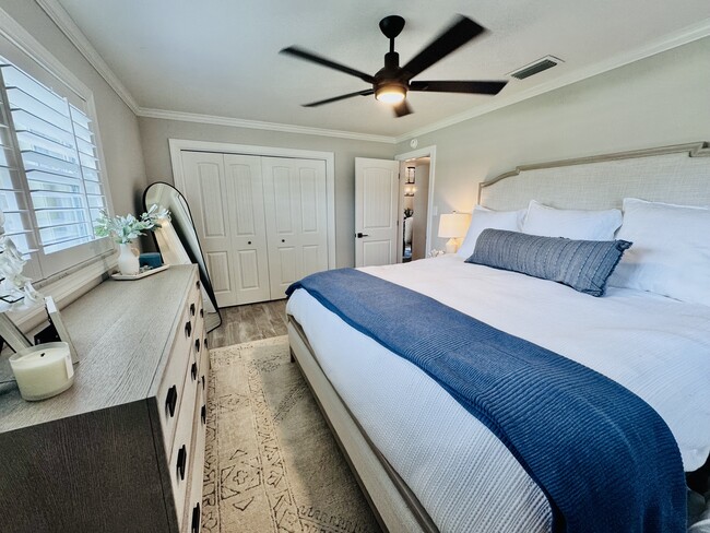 Building Photo - 13926 Sunset Dr