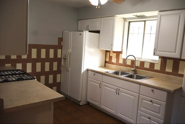 Building Photo - 2301 Belleview Ave