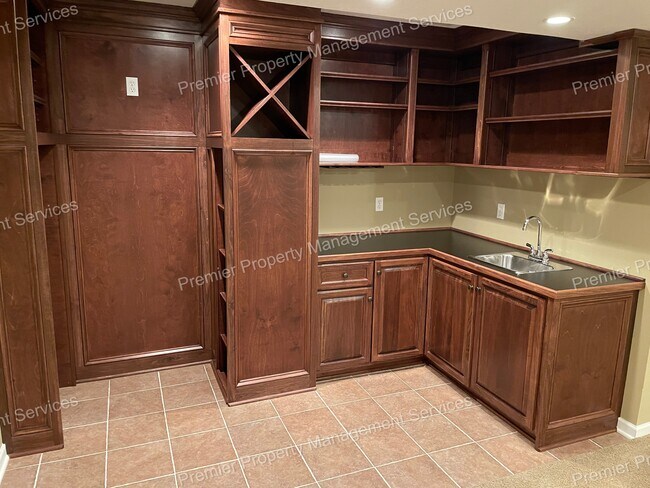 Building Photo - 709 Williamsburg Ct