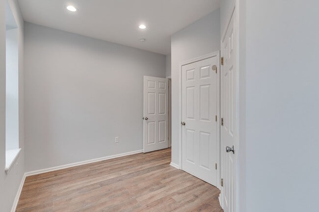 Building Photo - Newly Renovated Temple Apartment