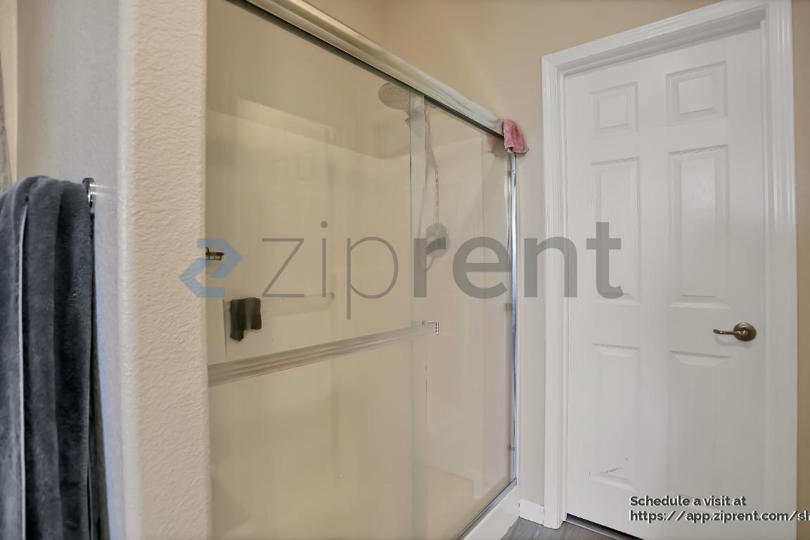 Building Photo - 1104 Greenbrier Dr