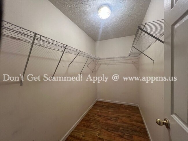 Building Photo - Location!!!!