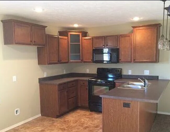 Building Photo - 3 Bed, 2Bath, 2 Car Garage, with Fenced in Yard!!