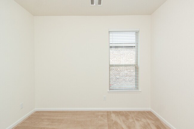 Building Photo - 2011 Parnevik Pl