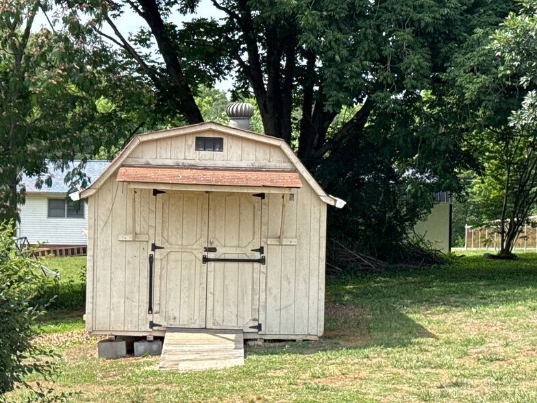 Building Photo - 7076 Kennedy Rd