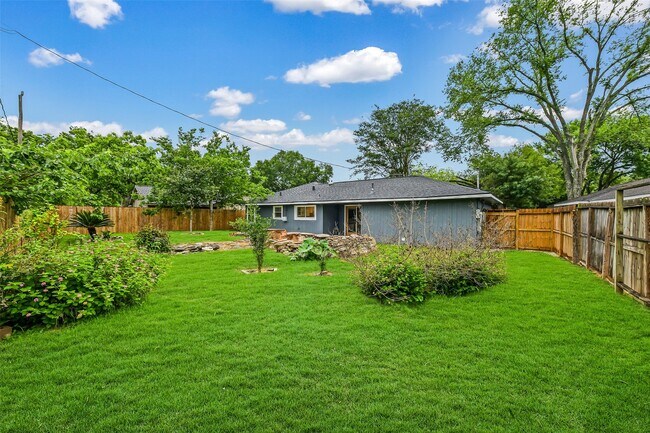 Building Photo - 4842 Hummingbird St