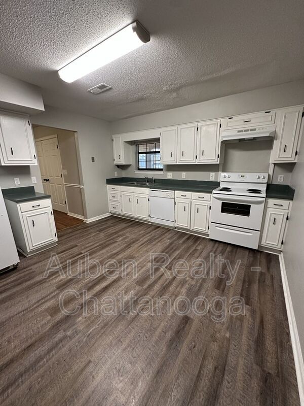 Building Photo - 1317 Village Green Dr