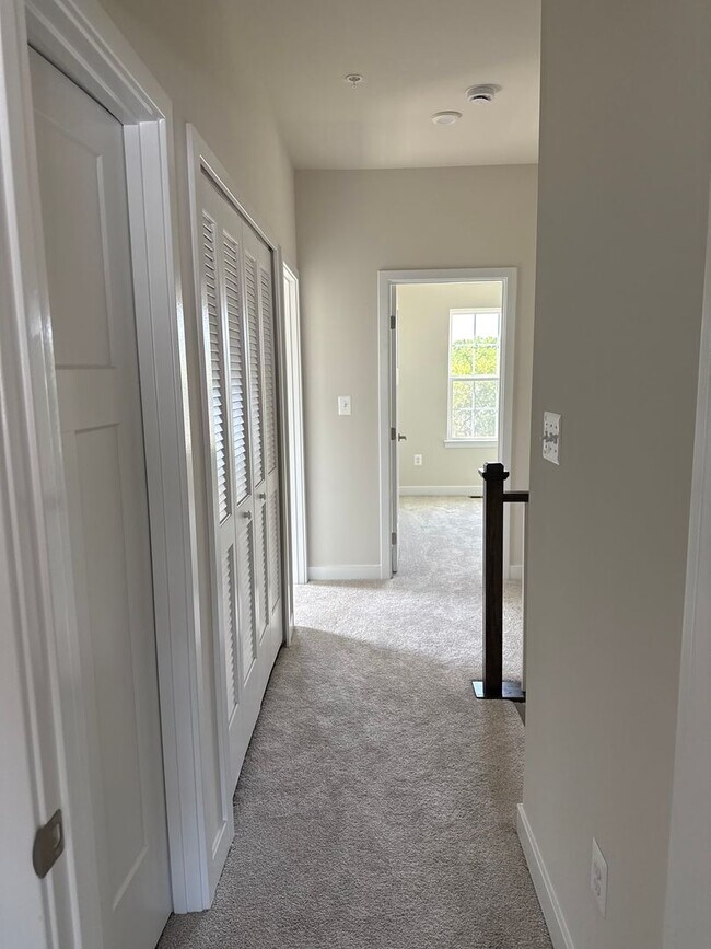 Building Photo - Brand New Build (Never lived in!) END UNIT...