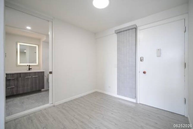 Building Photo - Fully Remodeled 1BR/1BA/1PKG Unit in Waialae Gardens (Kahala)