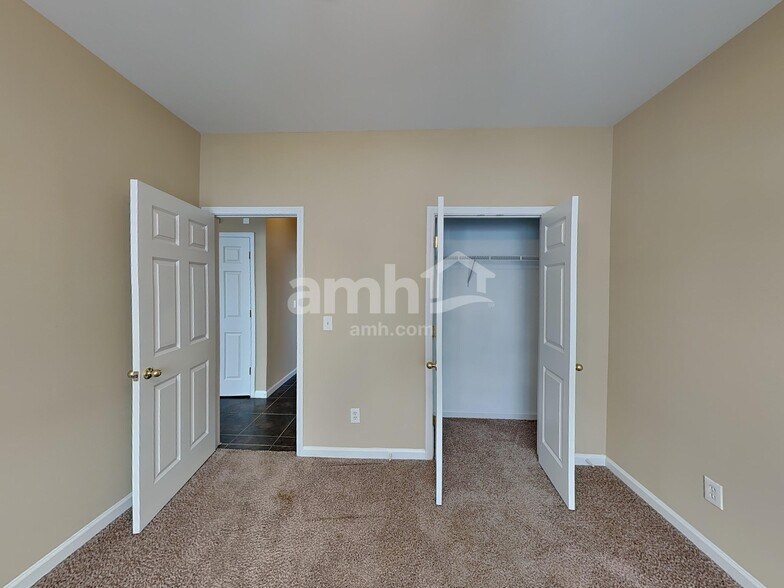 Building Photo - 6855 River Island Cir