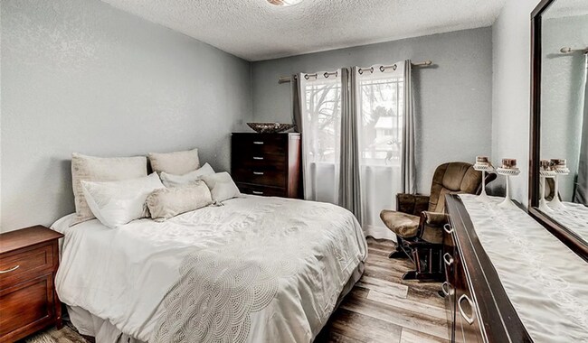Building Photo - Huge room in a large shared home, private bathroom, great neighborhood, friendly roommates!
