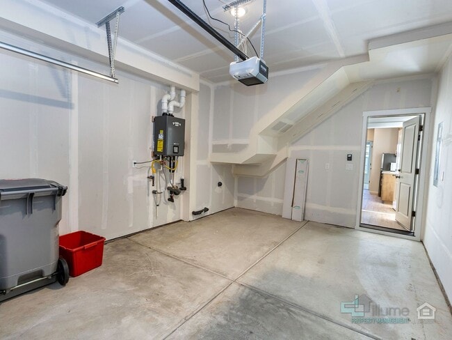 Building Photo - Charming 2-Bedroom, 2.5-Bathroom Home in Hillsboro