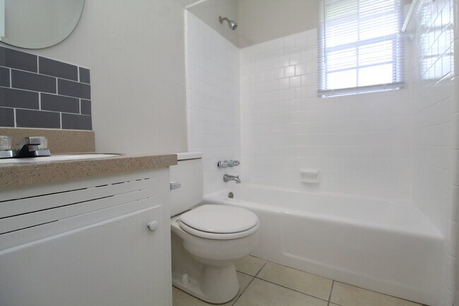 Building Photo - North Pensacola Duplex Near UWF & I-10 – Ready for Immediate Move-In