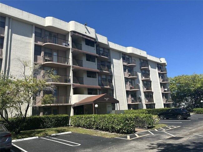 Building Photo - 2771 Riverside Dr