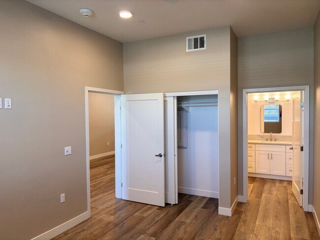 Building Photo - 2 Bed 2 Bath for Rent in Escondido
