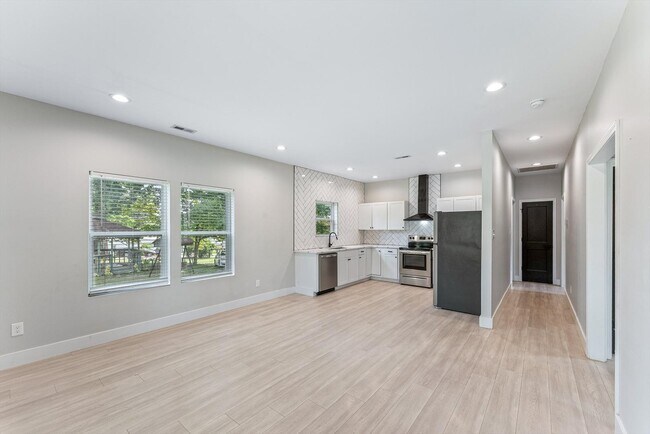 Building Photo - 5004 Knoxwood Dr