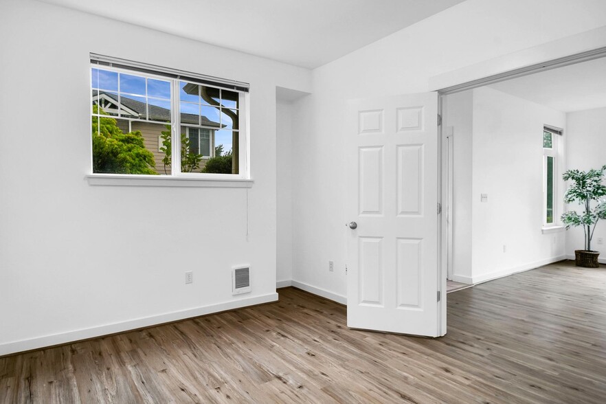 Building Photo - 3500 E Lake Sammamish Pky SE