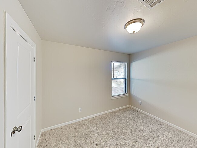 Building Photo - A Very Nice 4 Bedroom 2 Bath Home with 3 C...