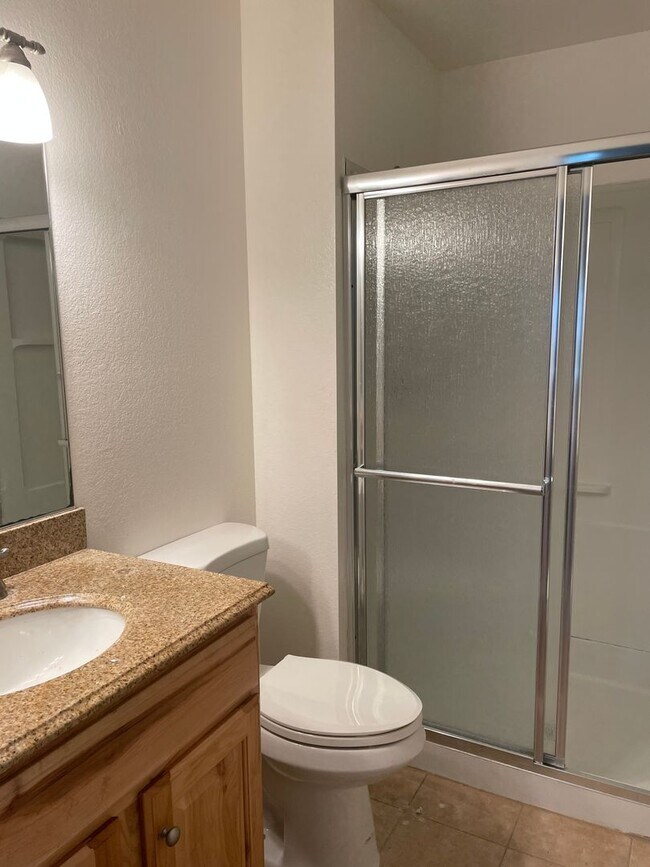 Building Photo - 3 bedroom 2.5 bath townhome Available now!