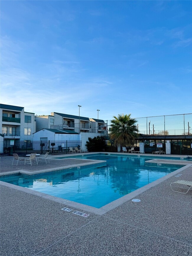 Building Photo - 2822 S Bartell Dr