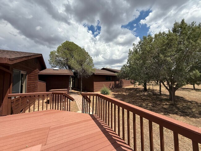 Building Photo - Custom home on 3 acres in Williamson Valley
