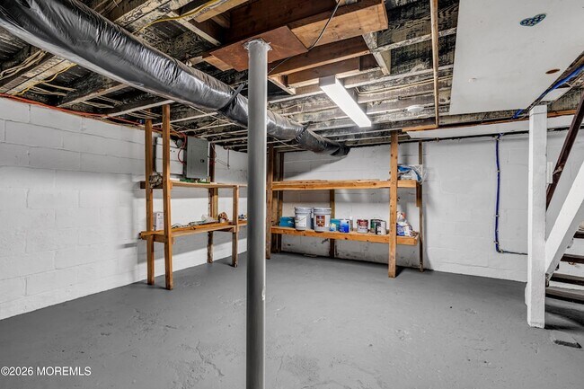 Building Photo - 303 Comstock St