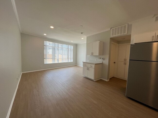 Interior Photo - 14900 Moorpark Street