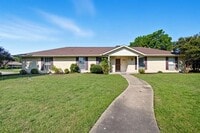 Building Photo - 10304 Oak Creek Dr