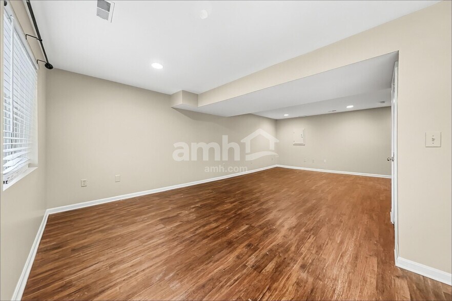 Building Photo - 2626 Sterling Ter
