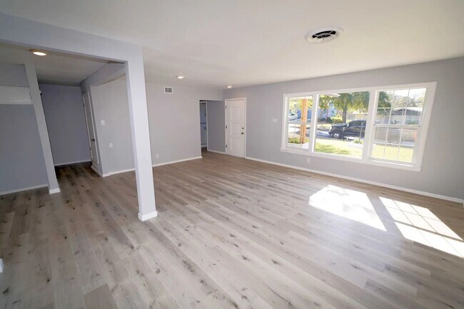 Building Photo - 323 Stockton Dr
