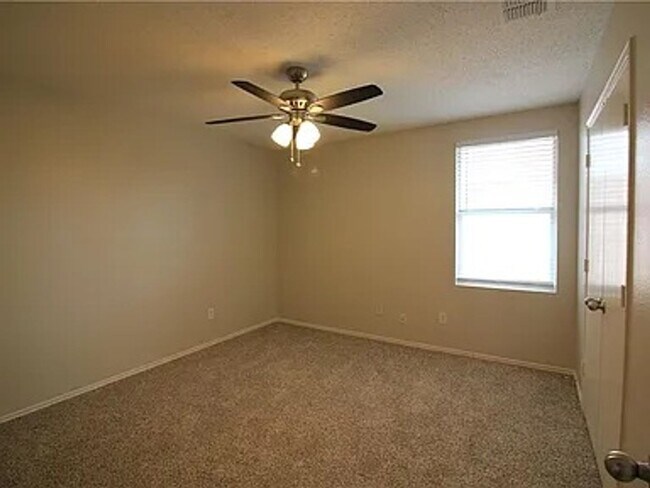 Building Photo - 3 Bedroom 2 bath home!
