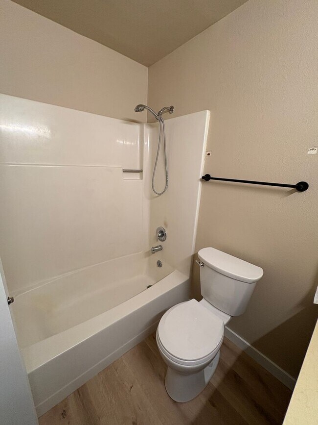 Building Photo - 2 Bed 2 bath off Durston Rd- Brand New Flo...