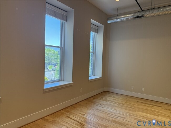 Building Photo - 105 E Broad St