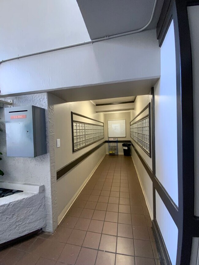 Building Photo - FULLY FURNISHED 1 BEDROOM/1 BATH IN HONOLULU