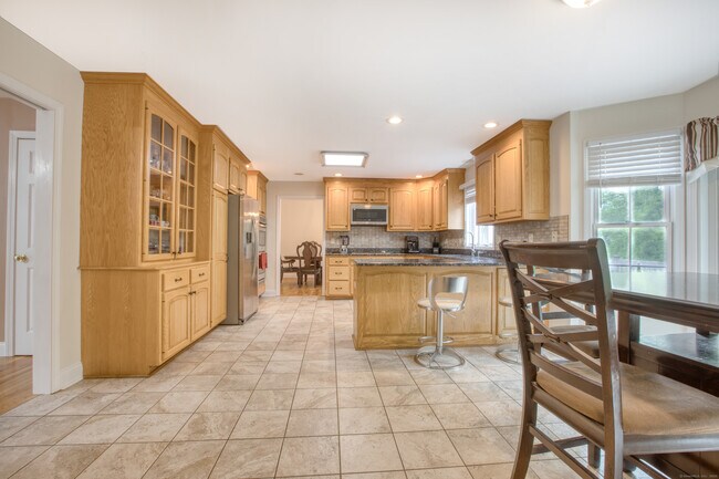 Building Photo - 9 Mayflower Ln