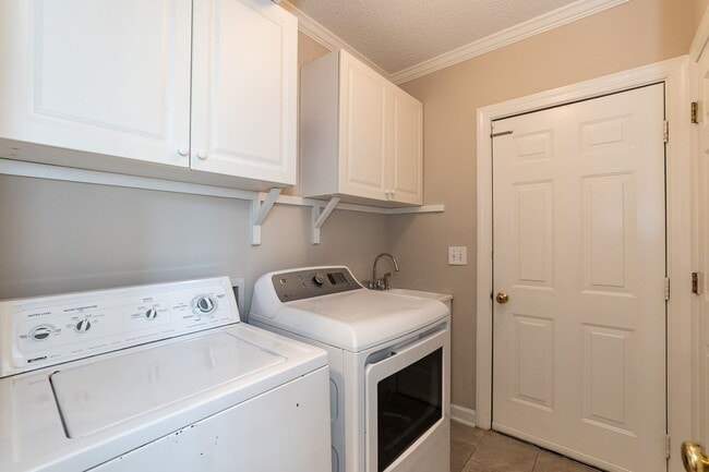 Building Photo - Meticulous Four Bedroom Dream Home!