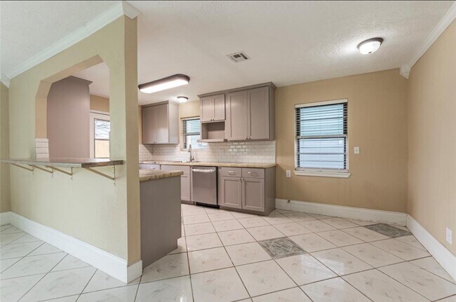 Building Photo - 1350 Strawberry St