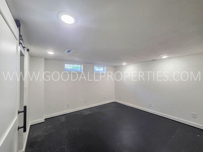 Building Photo - 4 Bedroom Split-Level Home for Rent in Urbandale – 2 Living Areas & Private Backyard!