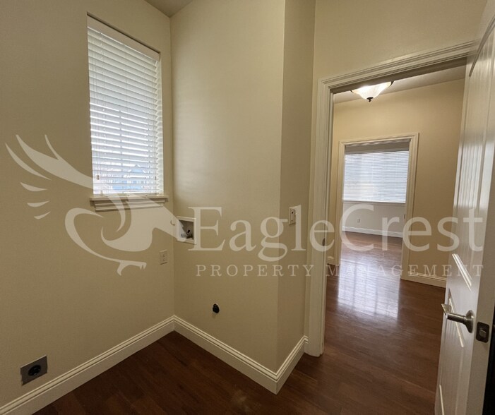 Building Photo - Spacious & Stylish 3-Bedroom Home in a Charming Neighborhood Near Walking Paths