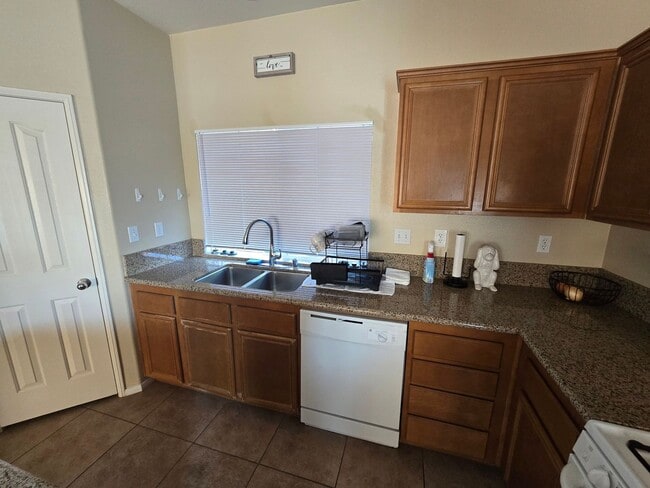 Building Photo - 3 Bedroom 2 Bath located in Mountain View DHS