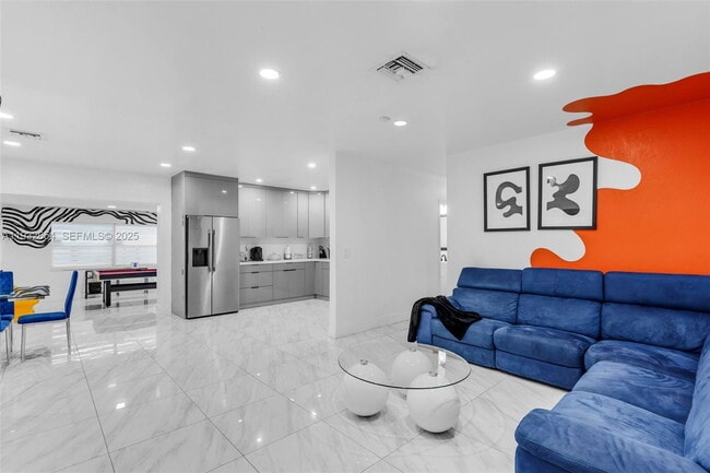 Building Photo - 695 NE 160th St