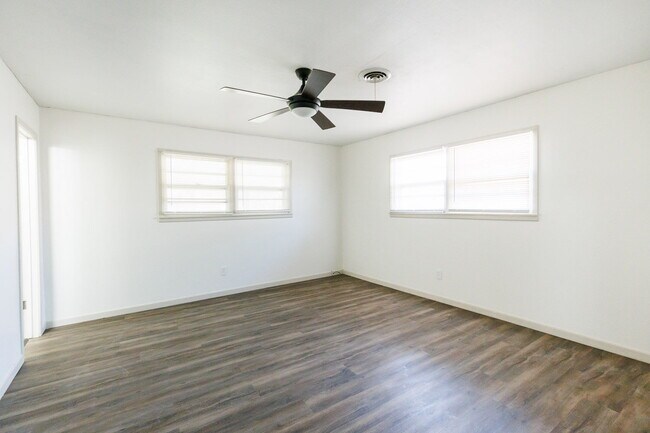 Building Photo - Newly remodeled 3/2/2 in north Lubbock!  M...