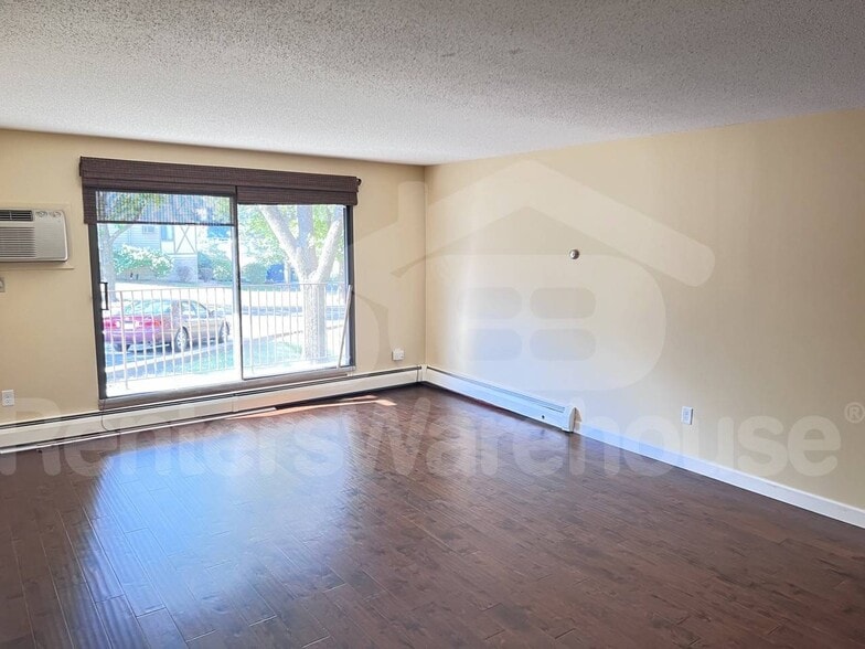 Building Photo - 1304 W Medicine Lake Dr