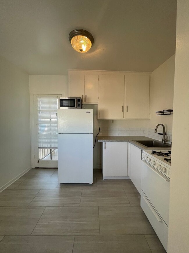 Building Photo - 3631 Judah St