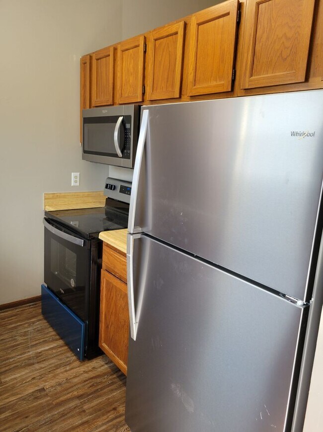Building Photo - $1195 - 2/2 - Jefferson Square Apartment - Ready to view