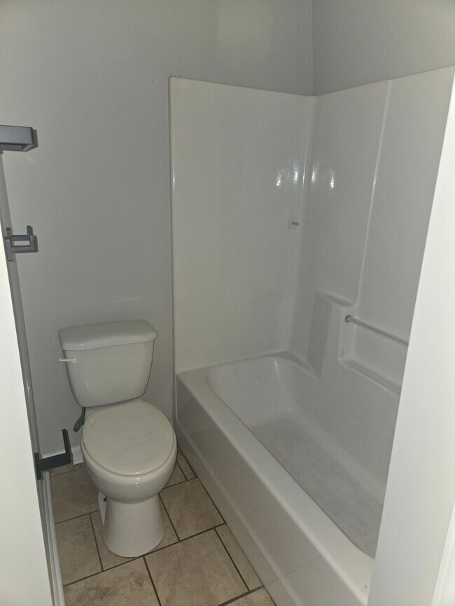 Building Photo - 916 Monroe Ave